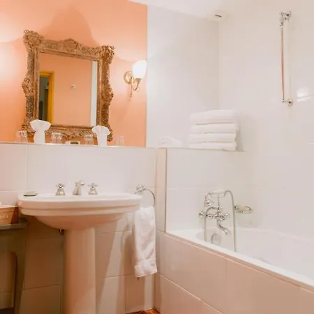 Hotel Chateau De Varenne Sauveterre (Gard)
